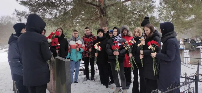 Уборка могилы Р.Горбунова