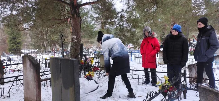 Уборка могилы Р.Горбунова