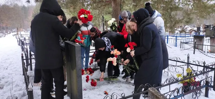 Уборка могилы Р.Горбунова