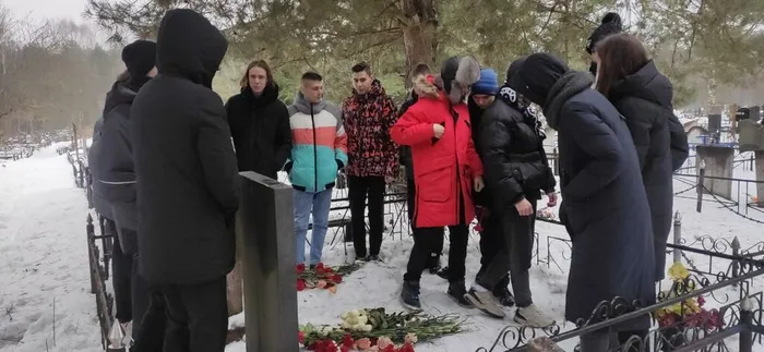 Уборка могилы Р.Горбунова