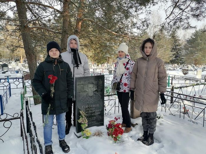 Возложение цветов на могилу Горбунова Р.А.