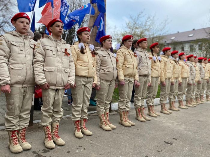 Учащиеся и сотрудники школы №13 на параде в честь Дня Победы.